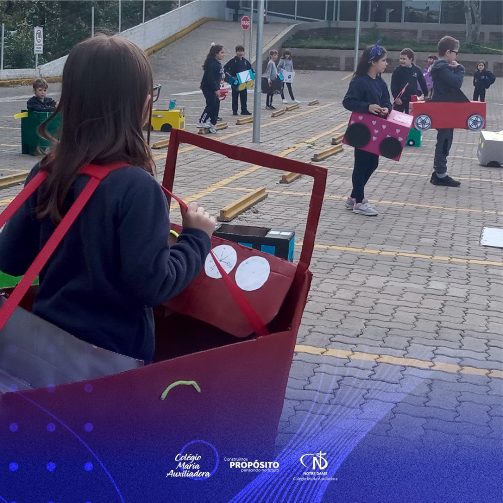 Estudantes aprendem na prática regras de trânsito na cidade 'Nazaré